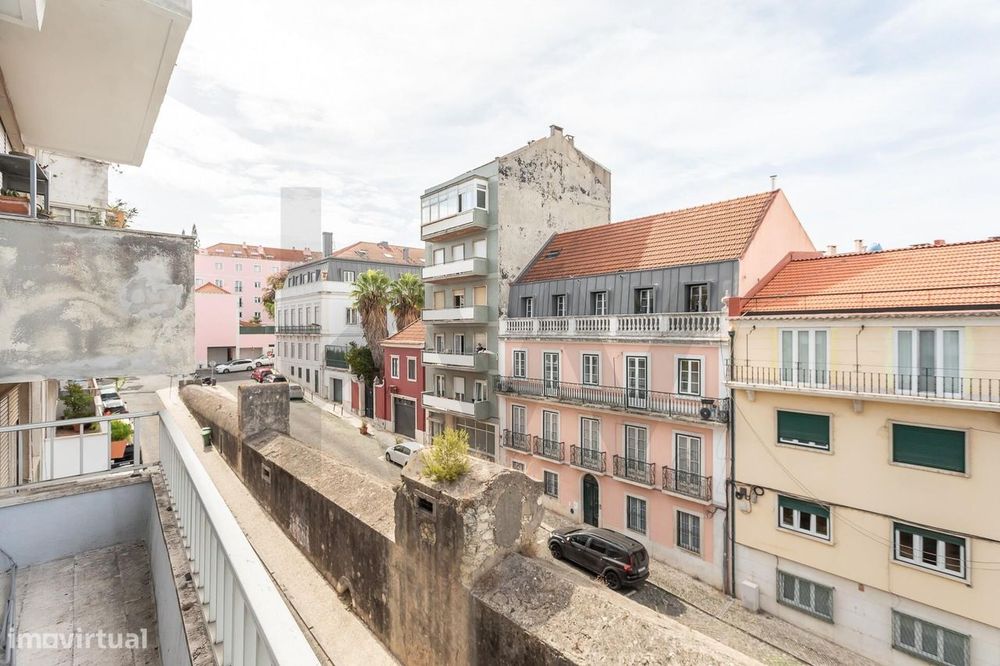 T2 renovado com varanda na Estrela | 2.300€/mês