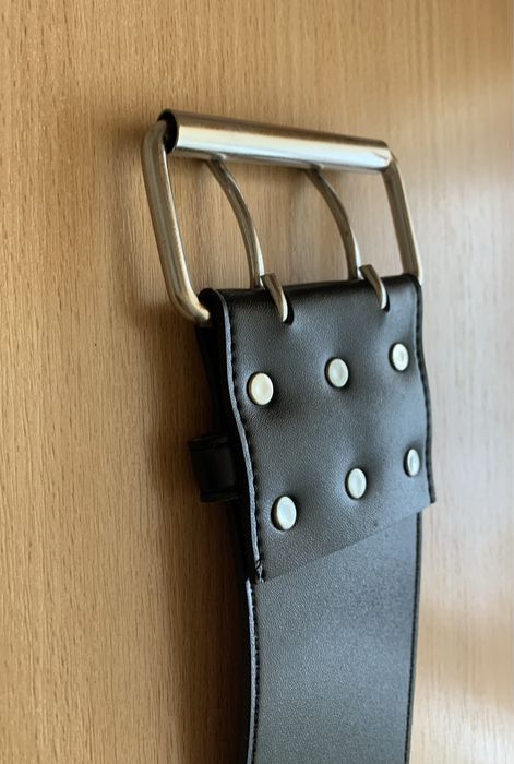 Ремінь з заклепками люверсами