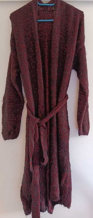 Kardigan z Nako Paris w barwach czarno czerwonych.