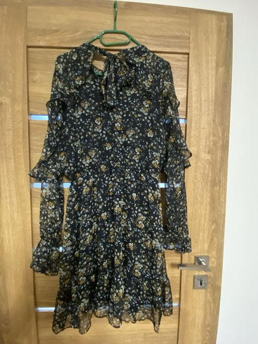 Czarna sukienka ze wzorem