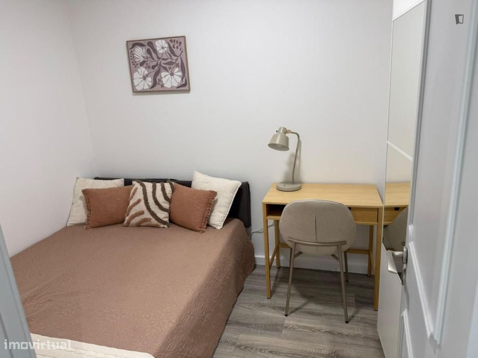Quarto - localizado em Santos Lisbon