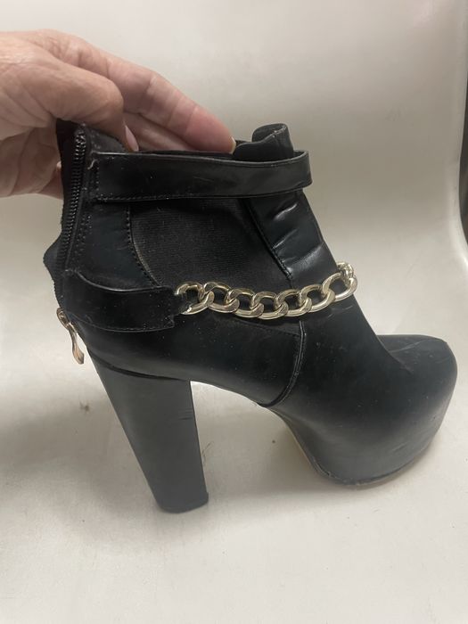 Calcado usado de senhora