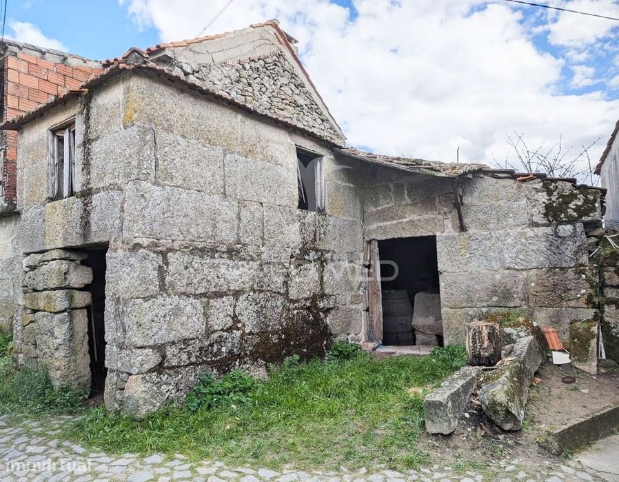 Casa em pedra para reconstrução em Vila Meã / Vila Real