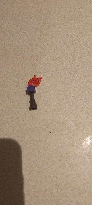 Klocki lego Minecraft Steve z kilofem, zbroją oraz pochodnią.