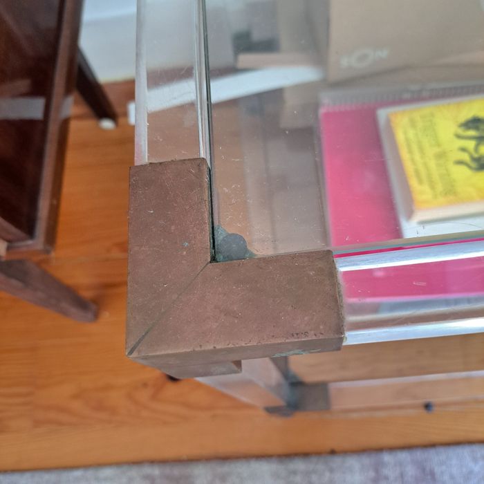 Mesa de apoio em acrílico e vidro