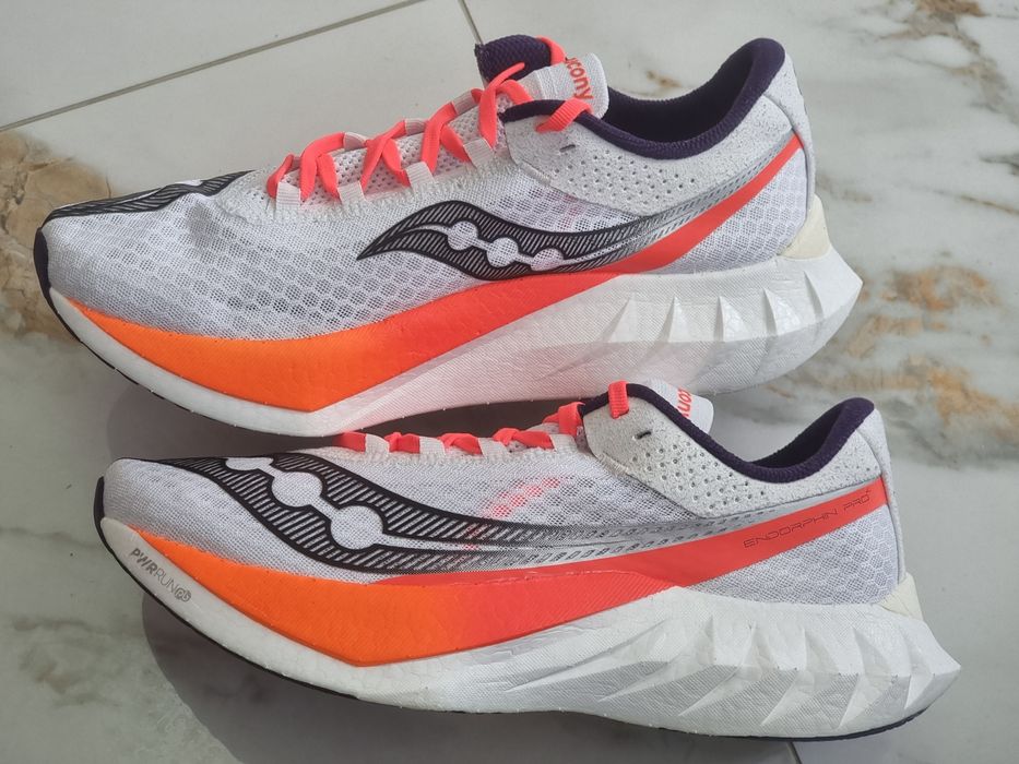 Оригінал 100% бігові кросівки Saucony Endorphin pro 4  EUR  42.5