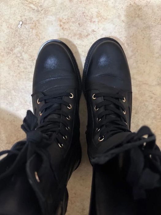 Wojas botki z ozdobną klamrą