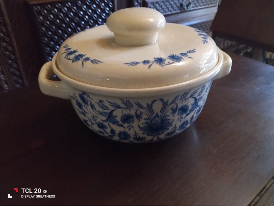 Terrina redonda muito antiga em tons de azul