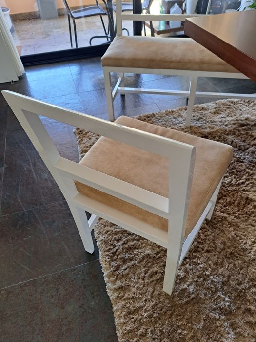 Cadeiras para sala de jantar, lacadas a branco, estofo em tecido.
