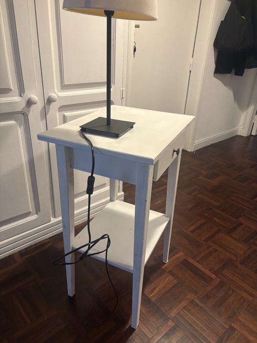 Mesinha de cabeceira e candeeiro  com lâmpada a funcionar