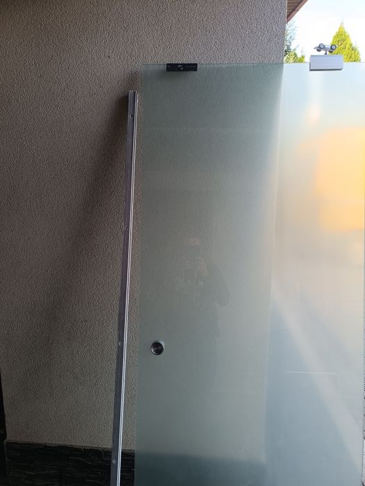 Szklane mleczne drzwi na szynach