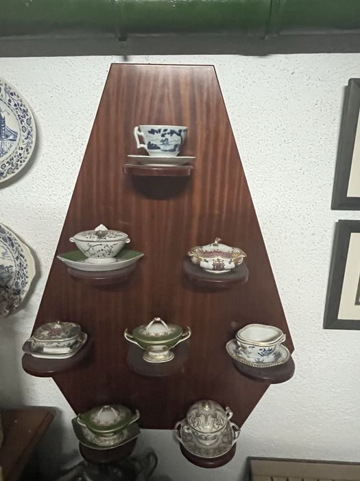 Coleção de chavenas, com expositor em madeira