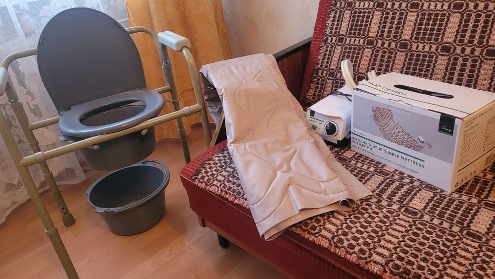 Przenośna toaleta, materac przeciwodleżynowy