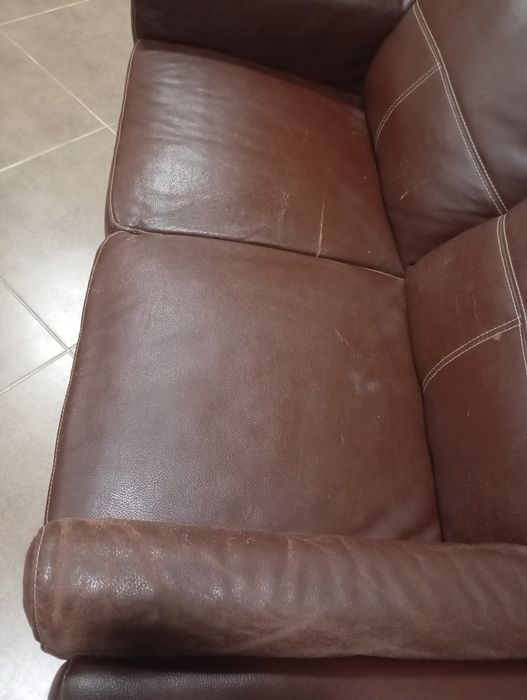 Sofá de 2 lugares castanho