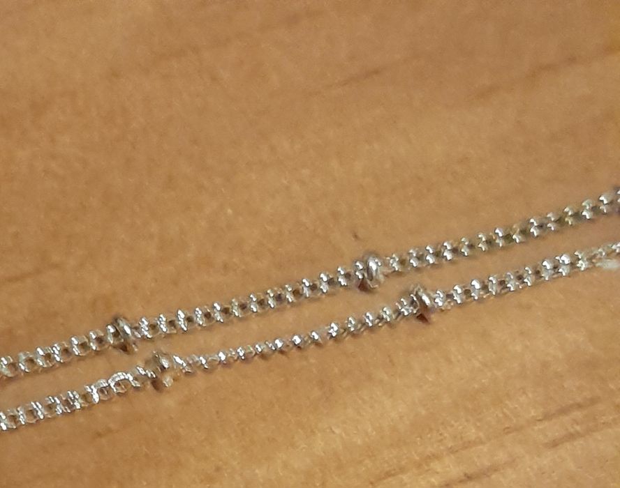 Colar prateado com flor