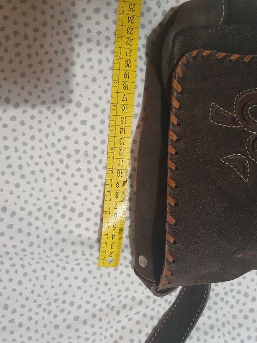 Mala de pele/camurça verdadeira, de cor castanha. Como nova.