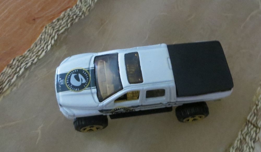 Carro Dodge 4X4 Ram 1500 Superlift - Escala 1:43