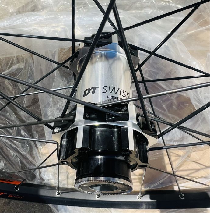 Piasta Przednia DT SWISS sztywna oś 15x110 ROCK SHOX RS1 PREDICTIVE 28H Maszynowe Łożyska Tarcza 6 śrub Straight Pull PRO