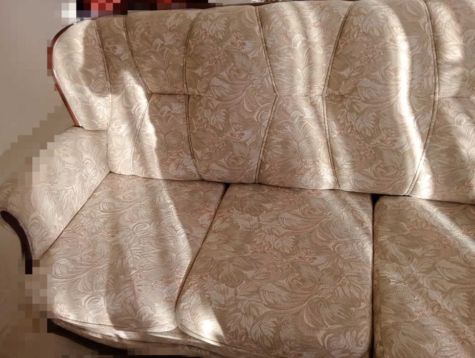 Sofá de três lugares + um sofá