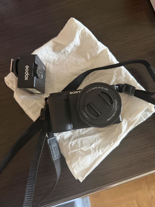 Продається камера Sony ZV-E10 з китовим об’єктивом Sony 16–50 mm.