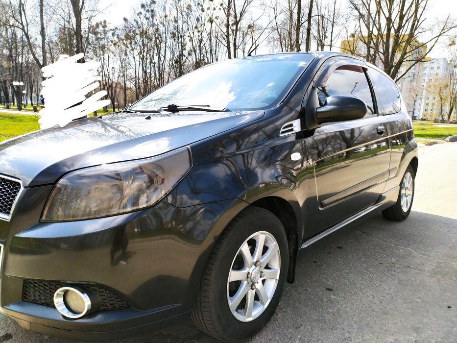 Автомобиль Шевроле Авео хетчбэк 2008 года.