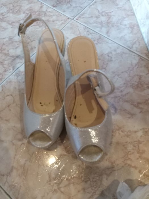 Sandálias pretas e prateadas