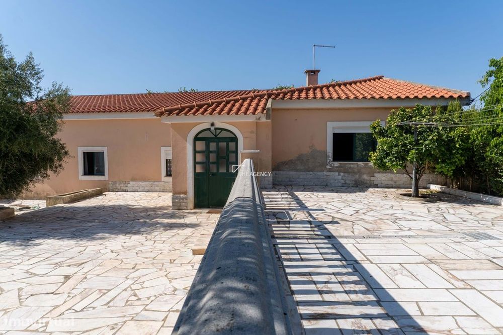 Moradia T3 para Renovar no Estoril com Terreno