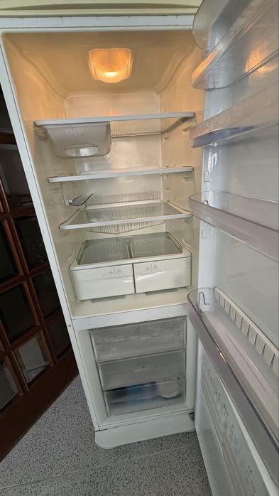 Frigorífico Ariston avariado — para peças