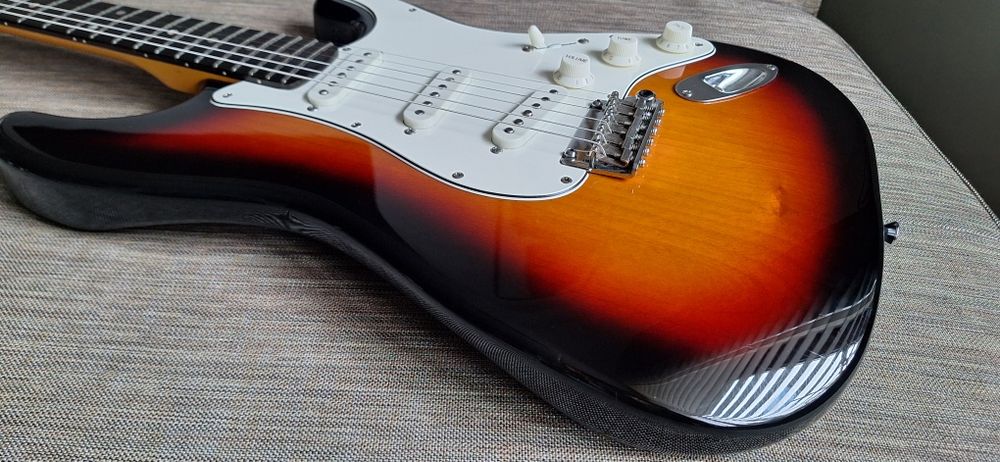 Tribute Starlight Deluxe SSS gitara elektryczna