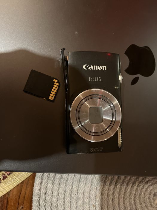 Цифровий фотоапарат Canon з зарядкою та картою памяті