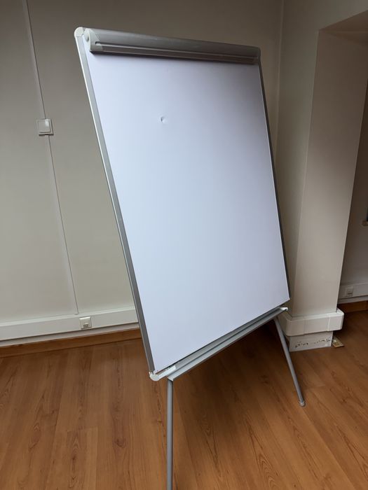Quadro Branco Flipchart Magnético com Tripé – Excelente Estado