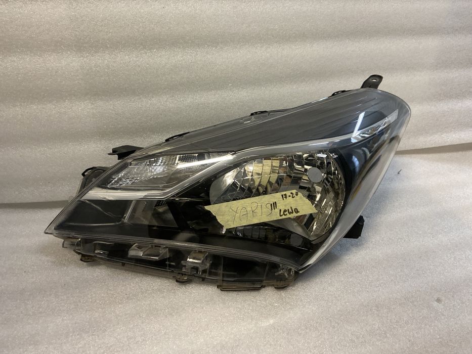 Lampa lewa  przedniaToyota Yaris lll
