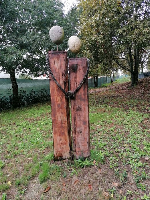 Escultura em madeira e pedra