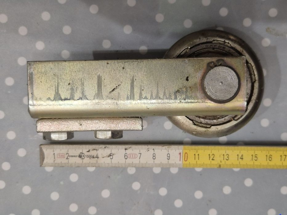 Rolka najazdowa bramy przesuwnej + gniazdo bramy przesuwnej