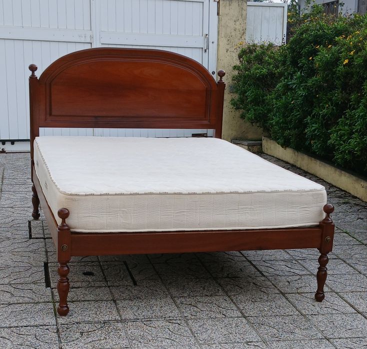 Vendo CAMA de CASAL com estrado e COLCHÃO em madeira MACIÇA como nova