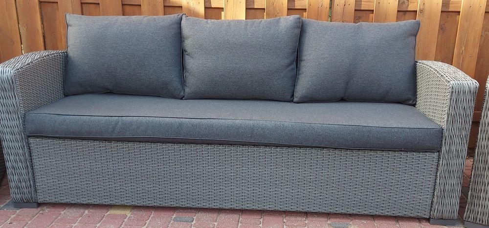 Meble ogrodowe duża sofa stół i dwa fotele.