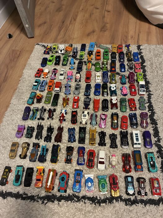 Металеві іграшкові машинки, бренду Hot Wheels.