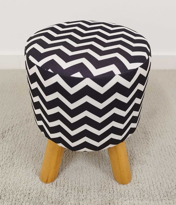 Banco de apoio. Revestimento em tecido branco e preto