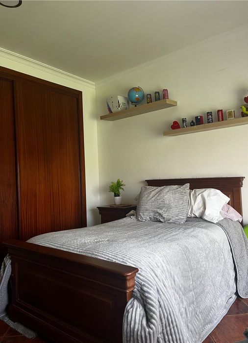 Cama e mesa de cabeceira