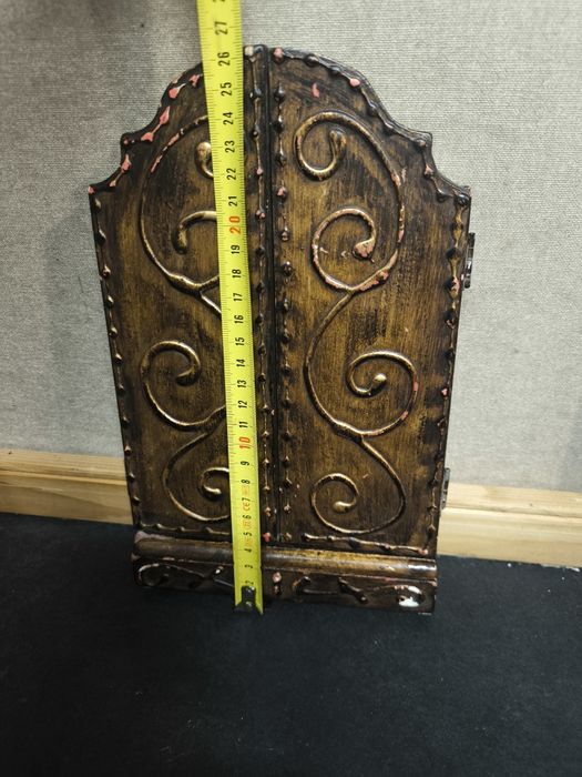 Oratório Portátil em Madeira com Imagen
Vende-se um belo Oratório Tríp