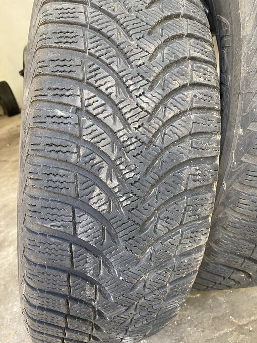 2 Pneus Michelin Alpin 205 60 R16. Muito bom estado conforme fotos.