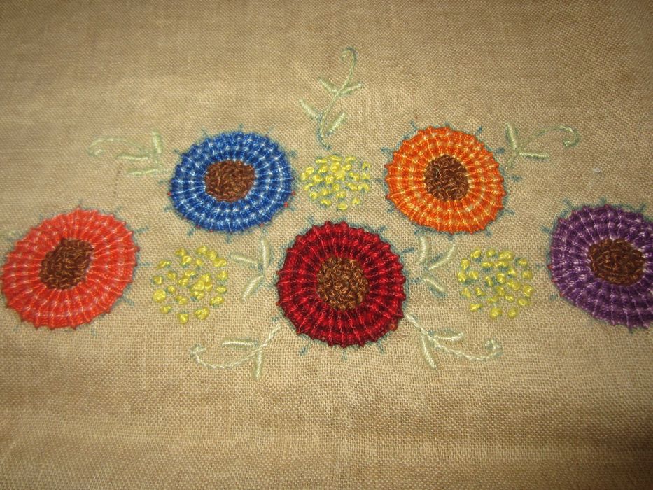 Bela  Toalha Linho do Tear Bordada Manualmente