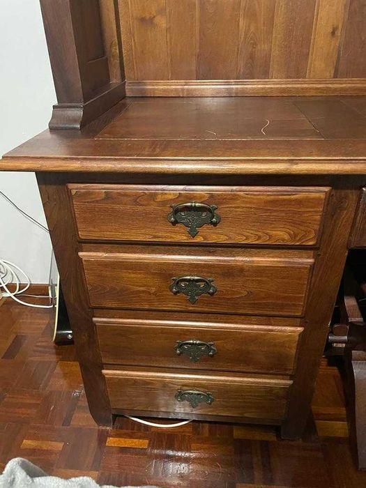 Móvel de quarto composto por secretária e estante