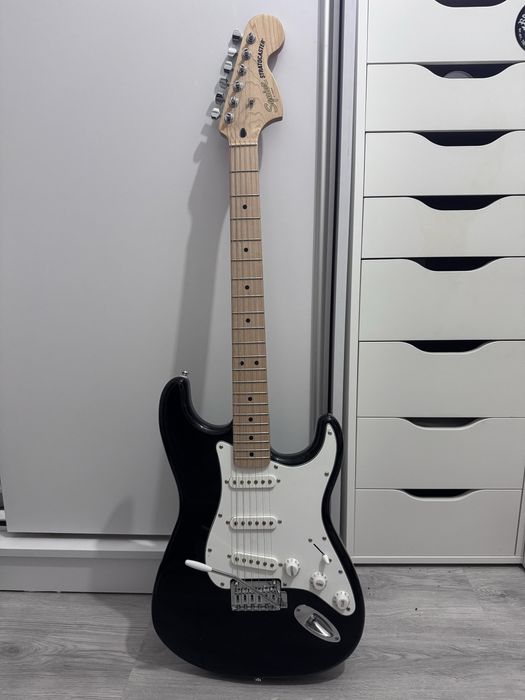 gitara elektryczna fender squier stratocaster czarno biała