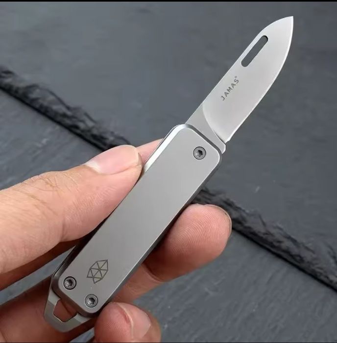 Маленький складной нож брелок