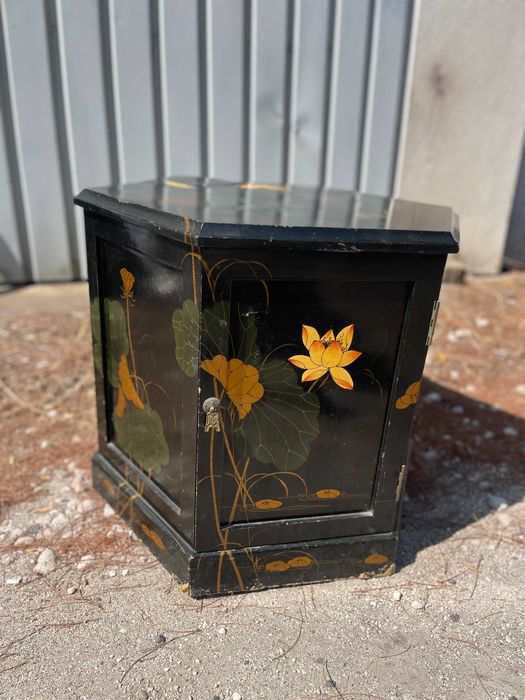 Mesa oriental lacada preta pintada– motivo floral