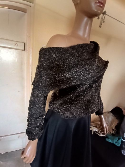 Brązowy sweter bukla