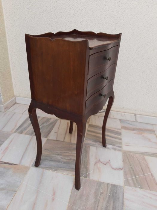 Mesa de cabeceira, apoio sofá estilo Luís XV ou Inglês?