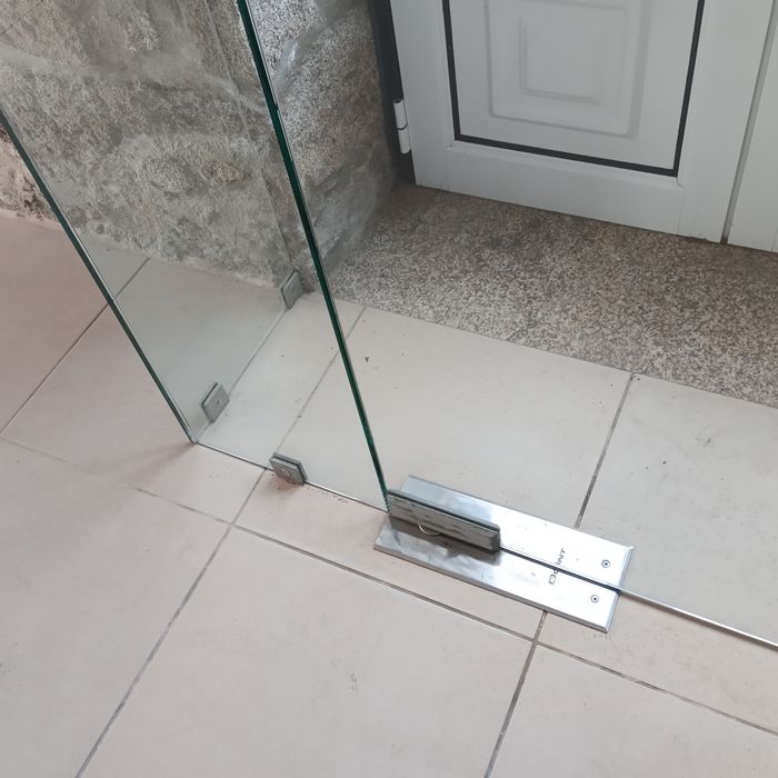 Antecâmara em vidro temperado.