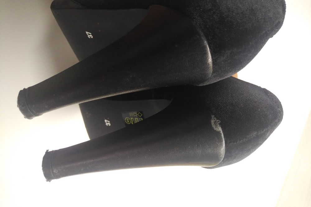 Sapatos pretos de salto alto
